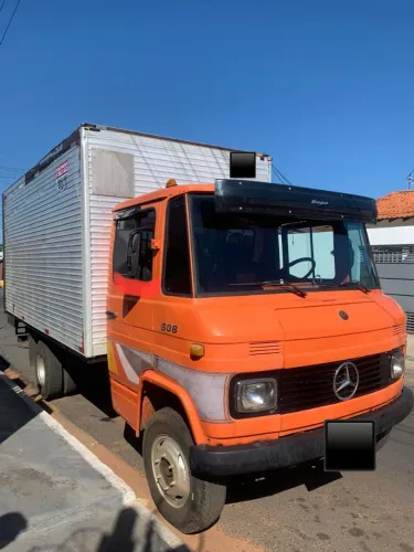 CAMINHÃO 608 D L Ano 80 CARGA FURGÃO em Dias,