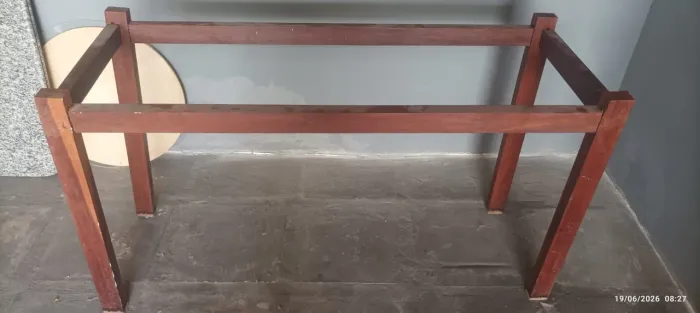 Mesa de mármore largura 90 x 1,90, com base de madeira Pau- d'arco