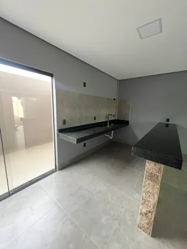 Alugo sobrado geminado NOVO de 2/4 com churrasqueira a carvão e entrada individual na Qdra