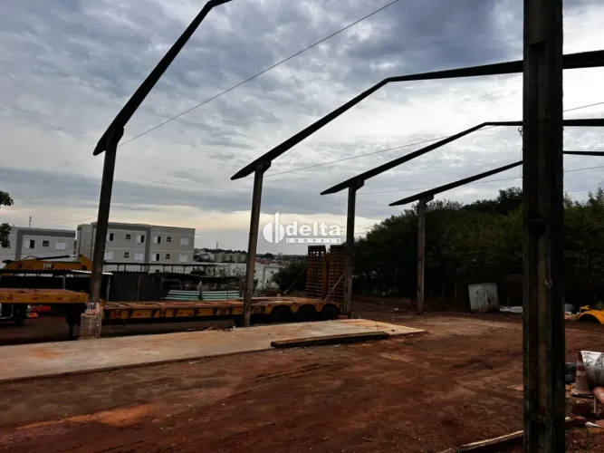 Área Comercial disponível para venda em ótima localização do bairro Chácaras Tubalina e Qu