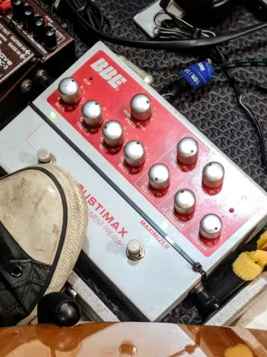 Pedal BBE Acoustimax Preamp de violão 
