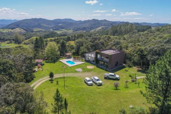 Sítio c/casa moderna e piscina,entre Angelina e Rancho queimado