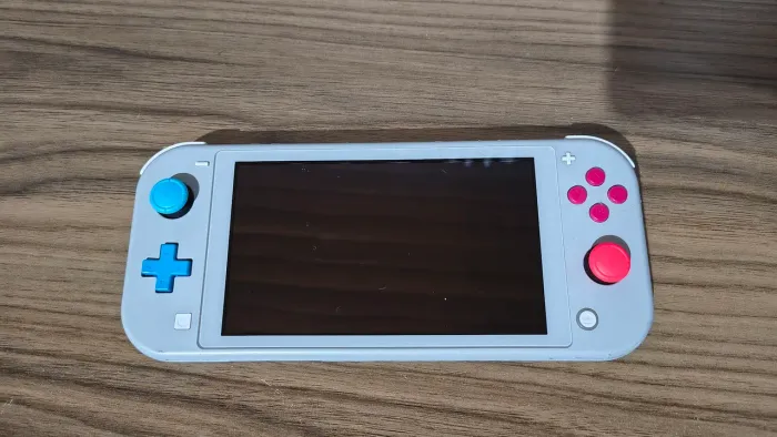 Switch Lite Desbloq. c/detalhe, edição Sword Shield
