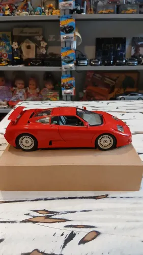 Bugatti EB 110 da Burago, Italiana. Escala 1:18
