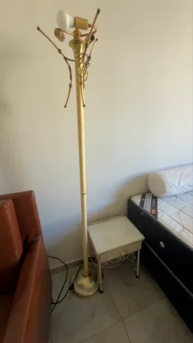 Luminária + mesa de cabeceira