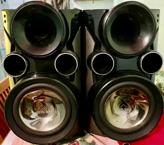 Par de Caixas de Som LG Metal Bass
