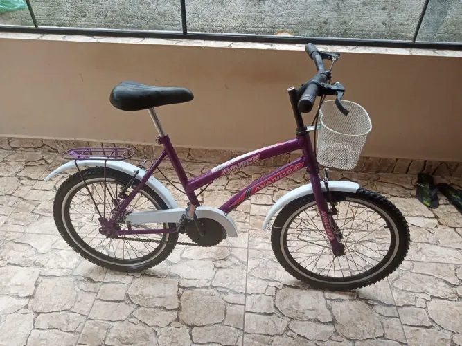 Vendo bicicleta infantil aro 20 violeta com nota fiscal em bom estado 