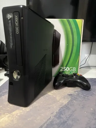 Xbox 360 Slim 250GB + Kinect + 2 Controles + 2 Jogos