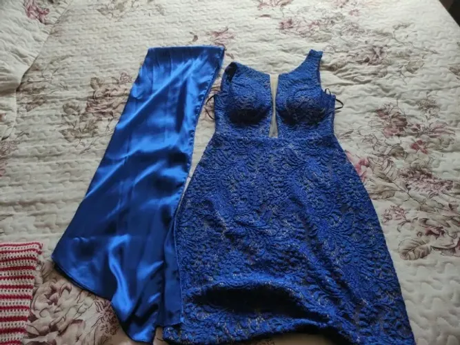 Vestido em renda, forrado, com echarpe, tamanho P
