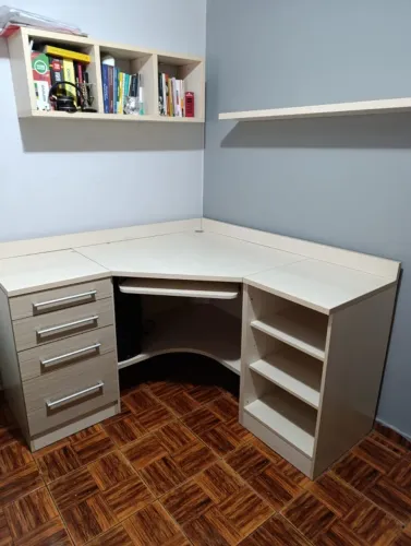 Escrivaninha com nicho e prateleira.Não faço entrega.