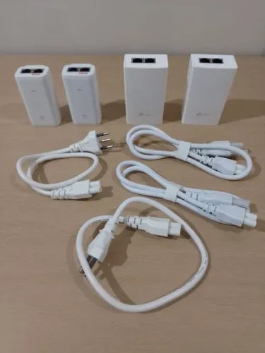 Vendo 04 fontes POE 48 volts marca, um com, ubiquiti,02 tp link, não foi usada