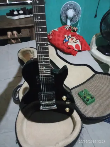 Guitarra Las Paul perfeita um pedal de brinde valor 1500 vem na case