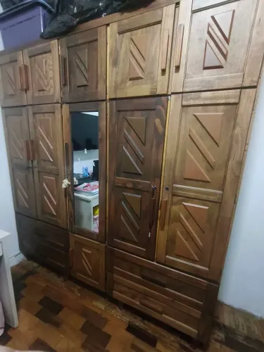 Guarda roupa de casal de pinos 5 portas e 4 gavetas