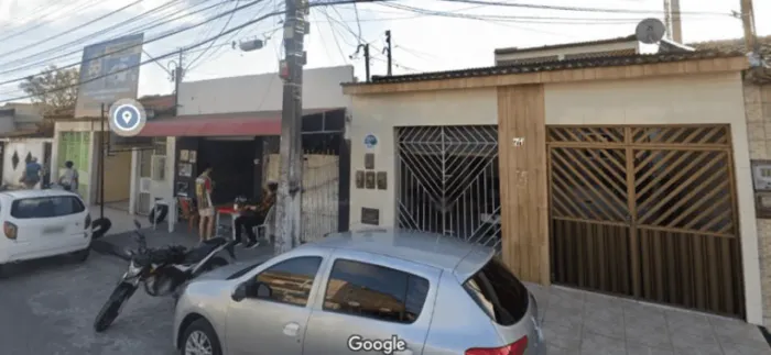Casa Grande à venda na Av Poço do Mero, Bugio. 02 pavimentos e um ponto comercial. 330m² .