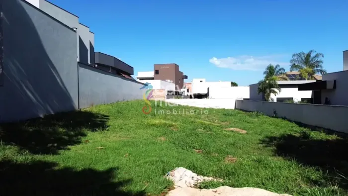 Terreno em condomínio à venda de 619m² - Condomínio Arara Azul.