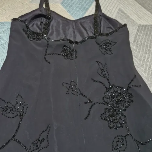 Vestido todo bordado com pedras.