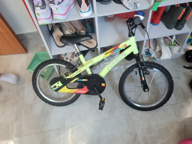 Vendo bicicleta pequena usada em perfeito estado para menino de 4 até 7 anos.