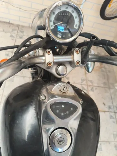 Kansas 150cc, com bags laterais de preço fechado a vista.