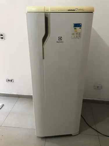 Geladeira eletrolux RFE39 Frostfree 240 L