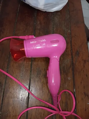 Secador de cabelo rosa funcionando bem