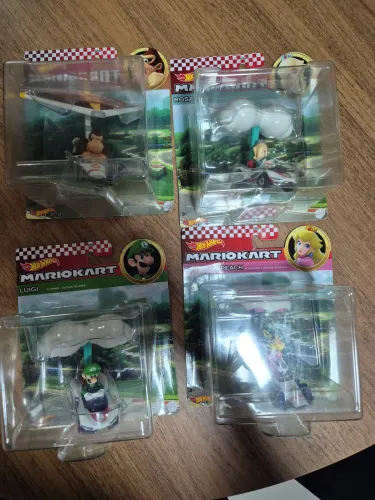 quatro miniaturas de carrinhos da linha Hot Wheels Mario Kart com Asa Delta