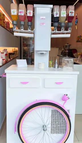 Maquina de sorvete retrô semi nova , pouquíssimo tempo de uso. 