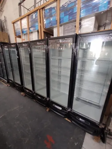 expositor de bebidas 4 portas Gelopar 1950 litros