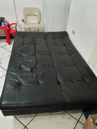 Vendo sofá-cama de couro no precinho