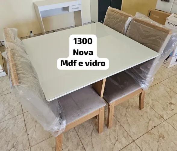 Mesa de 4 cadeiras nova
