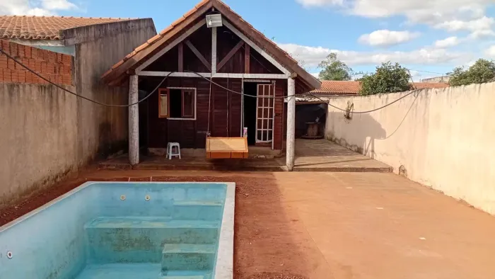 CHALÉ COM PISCINA VENDA