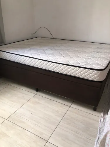 Cama, baú 