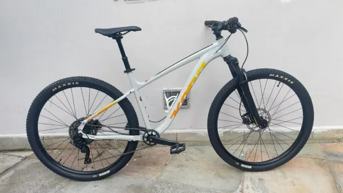 BICICLETA 29 KONA LAVA DOME - TAMANHO L - 2023