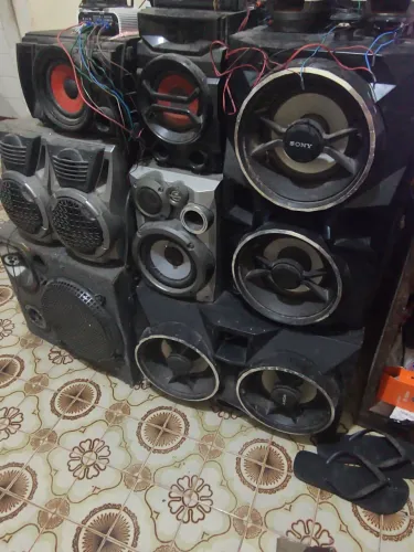 Vendo essas caixas de som um Sub automotivo 6caixas LG todas 4ohmes e duas caixas Sony