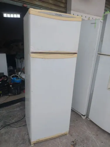 Vende-se geladeira Emaltec 360