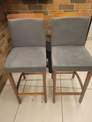 CONJUNTO DE BANQUETA EM MADEIRA MACIÇA