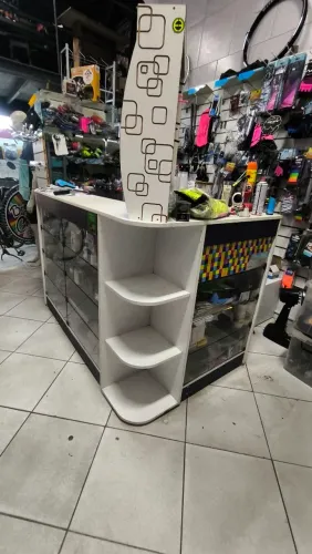 Balcão de loja com mostruário de vidro