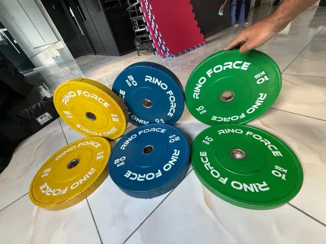 Material Cross Fit, pesos livres, barras olímpicas e power bags.