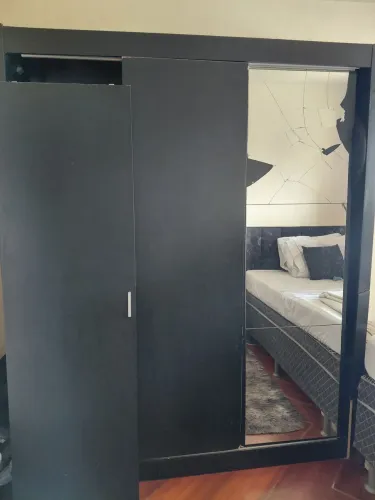 Guarda roupa preto espelho