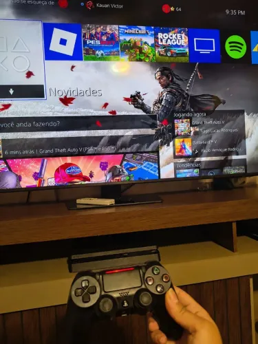 Vendo Ps4 slim de 1TB com 1 controle e 4 jogos