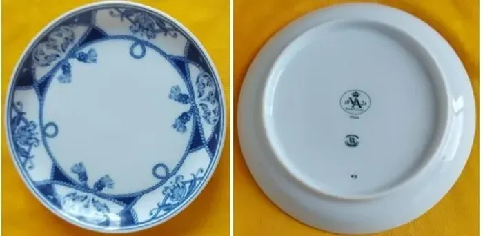 Prato em cerâmica Vista Alegre branco com desenhos em azul, Prato em cerâmica branco com