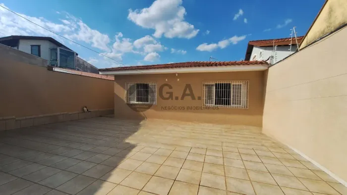 Casa de 3 quartos na Vila Gabriel: locação em Sorocaba-SP, 5 vagas de garagem, 230m² de ár