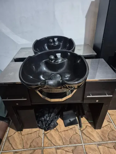 Lavatório com bancada inox com tomadas embutidos
