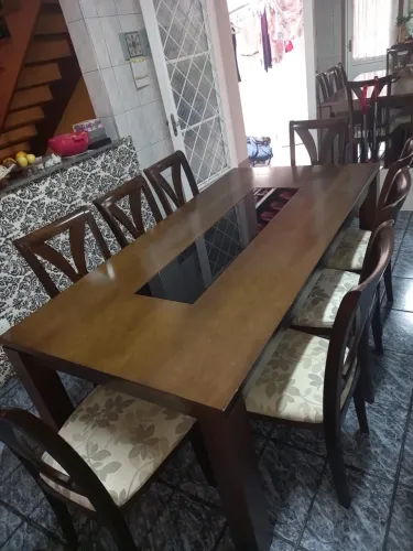 mesa de jantar de madeira com 8 cadeiras