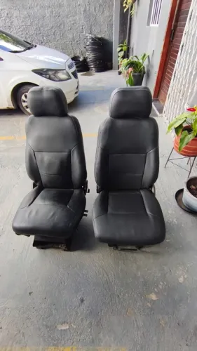 Par de bancos em Couro Mercedes Mb2425