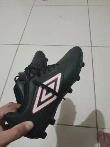 Chuteira umbro 38