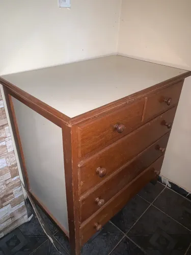 CÔMODA EM MADEIRA MACIÇA 