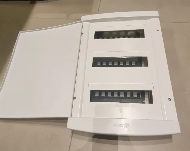 Quadro de distribuição de energia elétrica/ quadro de disjuntores - SEMINOVO