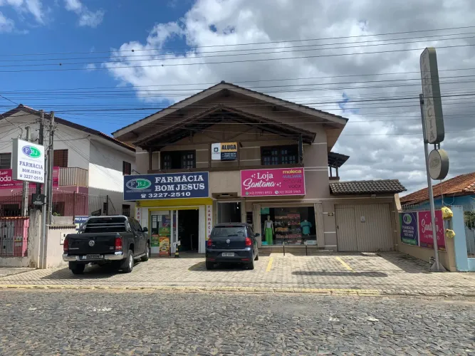 Lindo e amplo Imóvel (residencial ou comercial) a uma quadra do mercado Victor !!