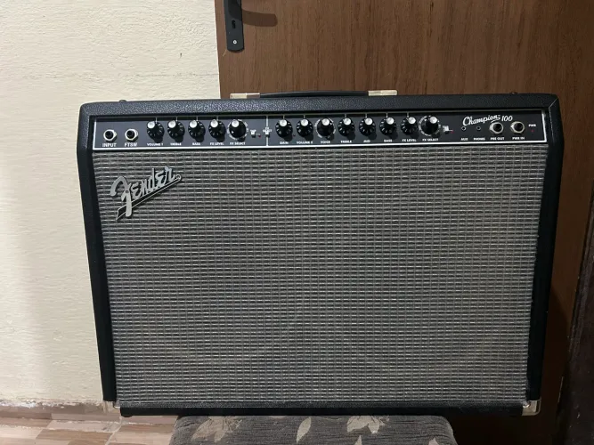 Vendo Caixa amplificador champions 100 um ano de uso novo sem desgastes