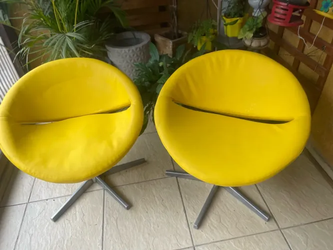 2 poltronas giratória amarela